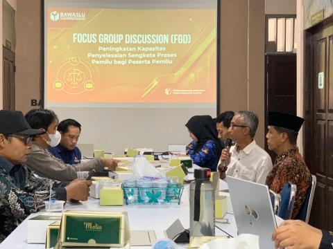 Foto  Focus Group Discussion (FGD) terkait Peningkatan Pemahaman Penyelesaian Sengketa Proses Pemilu Bawaslu Sleman