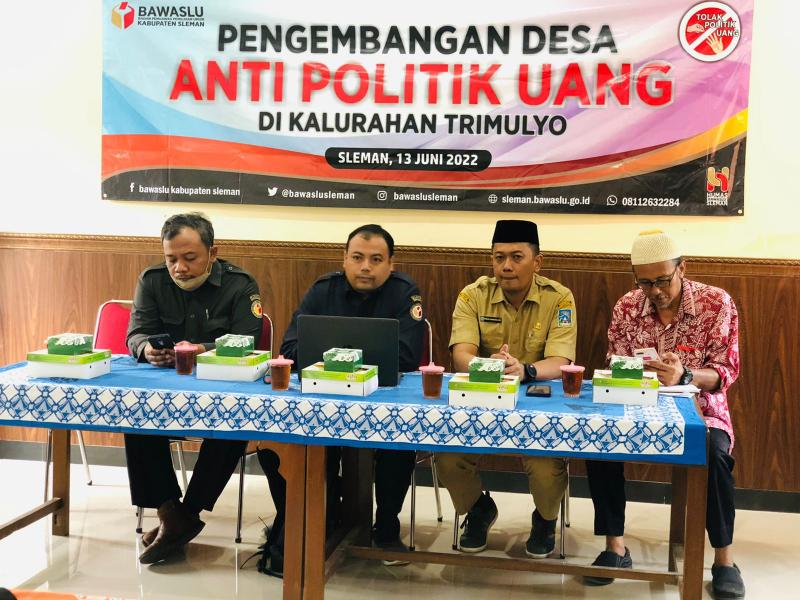 LURAH DAN BPD KALURAHAN TRIMULYO TERUS MEMBUMIKAN ANTI POLITIK UANG