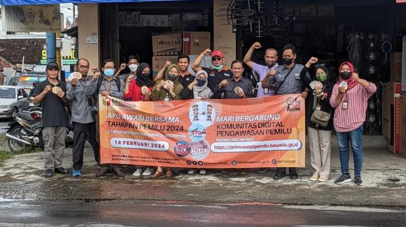 Siaga 1 Tahun Jelang Pemilu 2024, Bawaslu Sleman Aksi Simpatik Bagikan 2 Ribu Stiker