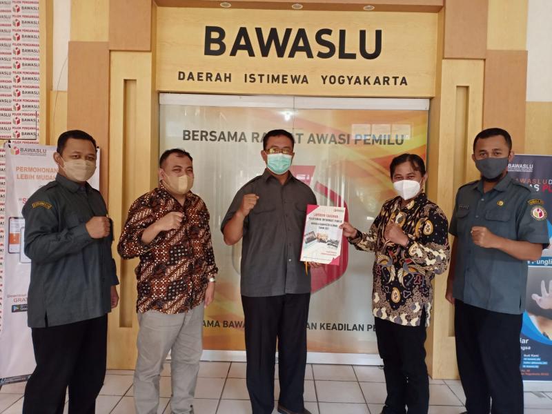 Serahkan Laporan Pelayanan Informasi Publik Tahun 2021