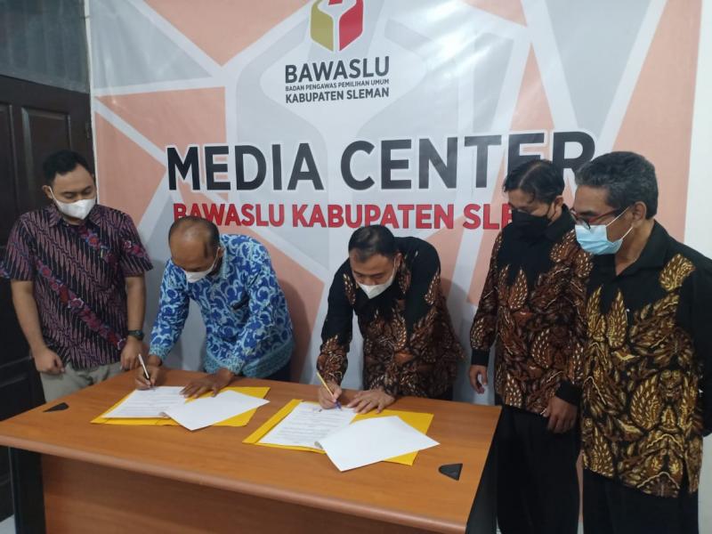 Bawaslu Sleman dan UP 45 Tandatangani Nota Kesepakatan