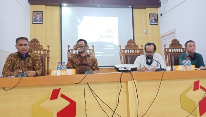 Tingkatkan Kapasitas, Humas Bawaslu Sleman Ikuti Bimtek Jurnalistik