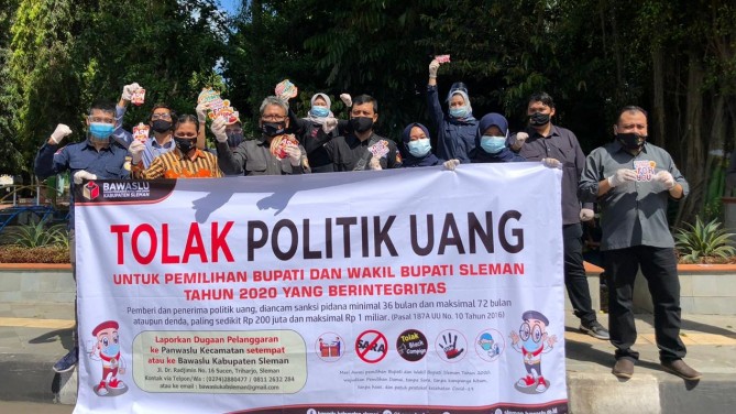 Ajak Masyarakat Tolak Politik Uang, Bawaslu Sleman Sebar Ribuan Stiker