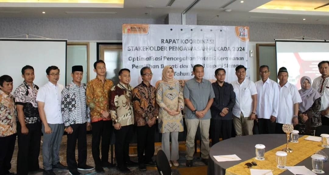 Pimpinan Bawaslu Kabupaten Sleman berfoto bersama para stakeholder (23/07/2024)