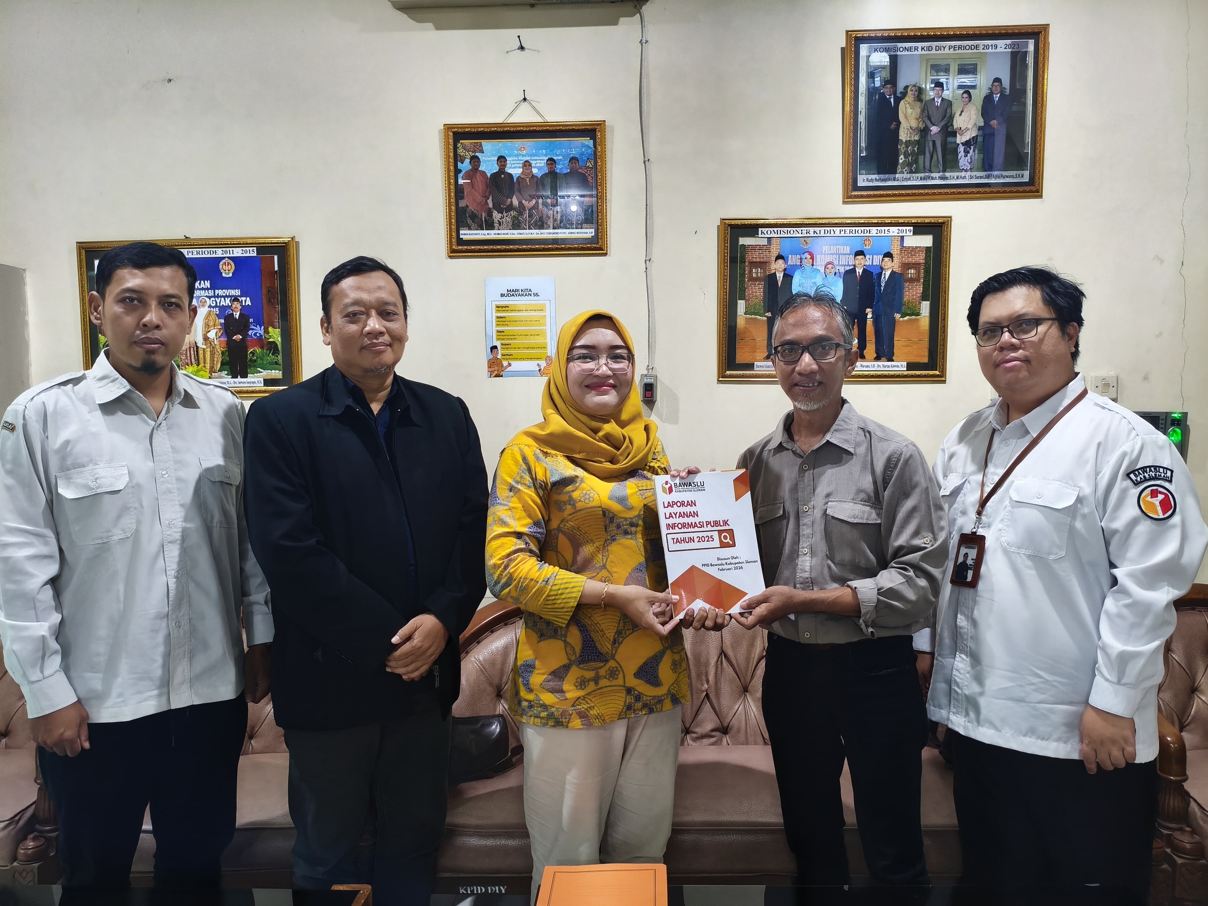 foto penyerahan laporan