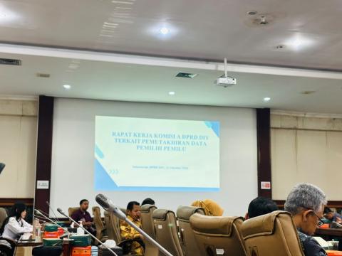 Foto Rapat Kerja Komisi A DPRD Daerah Istimewa Yogyakarta (DIY) terkait pemutakhiran data pemilih pemilu di Ruang Rapat DPRD DIY