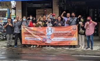 Siaga 1 Tahun Jelang Pemilu 2024, Bawaslu Sleman Aksi Simpatik Bagikan 2 Ribu Stiker