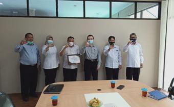 Terima Penghargaan Lembaga Vertikal Menuju Informatif