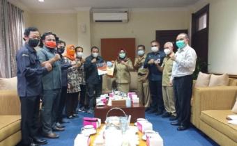 Bawaslu Sleman Sampaikan Laporan dan Penghargaan ke Bupati Sleman