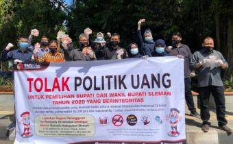 Ajak Masyarakat Tolak Politik Uang, Bawaslu Sleman Sebar Ribuan Stiker